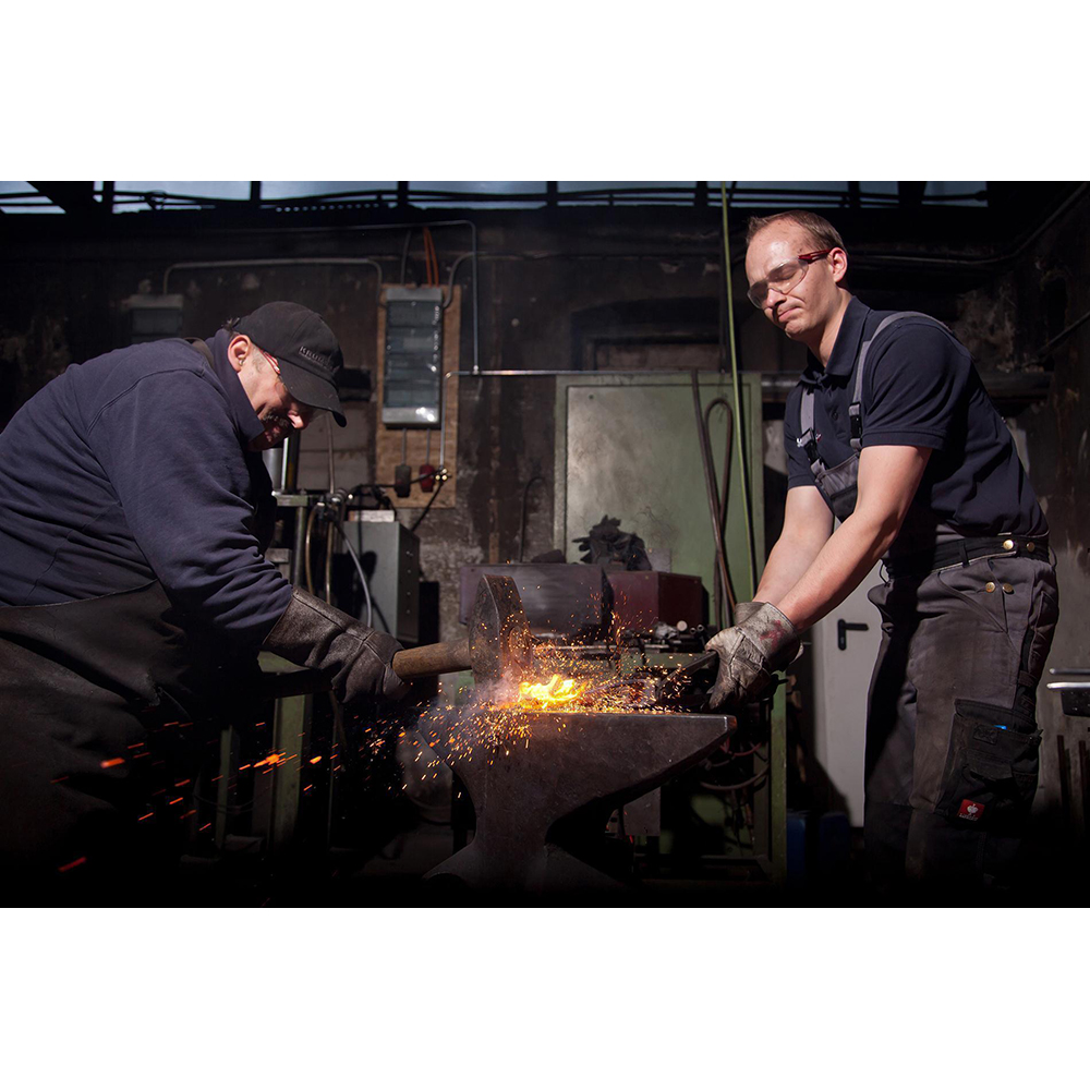 Forged Krumpholz Fork with spring socket, 4 bayonet tines and ash T-handle 4