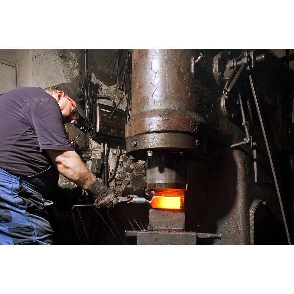 Forged Krumpholz Fork with spring socket, 4 bayonet tines and ash T-handle 6