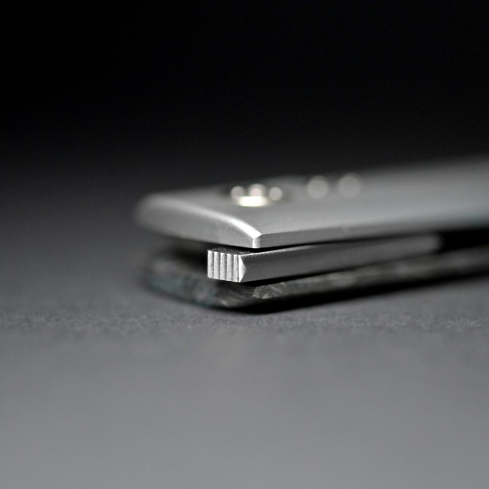 Maserin 372/DG Daga Flipper Damascus Small Roses Single-Edge Dagger Blade Rose Gold/Black FatCarbon and Titanium Handles 7